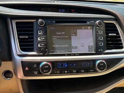 Used 2017 Toyota Highlander XLE AWD/4WD image 25
