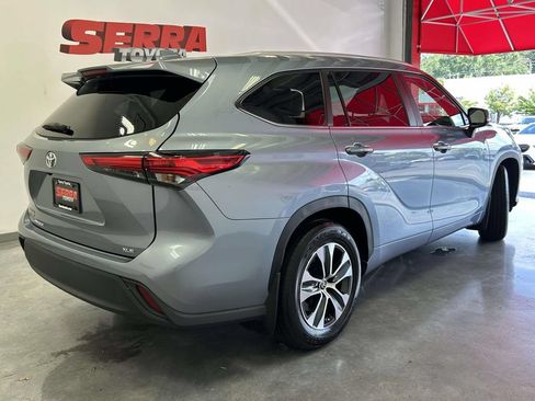 Used 2023 Toyota Highlander XLE FWD image 3