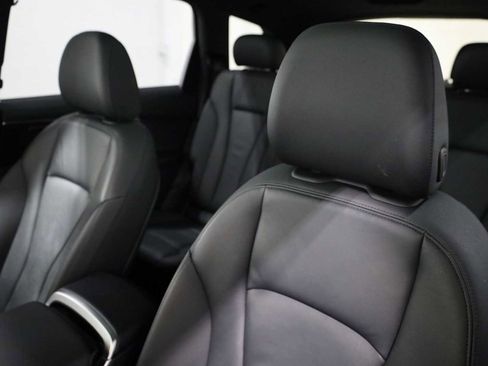 Used 2022 Audi Q7 Premium w/ Convenience Package image 18