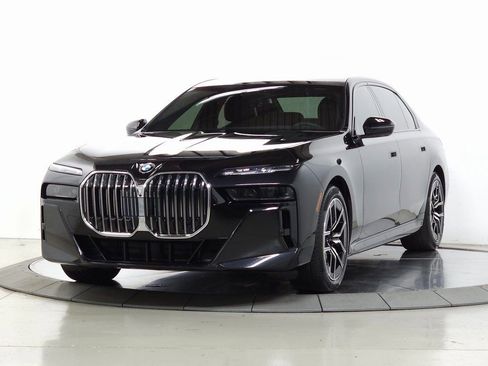 Used 2025 BMW 760i xDrive w/ Executive Package image 4