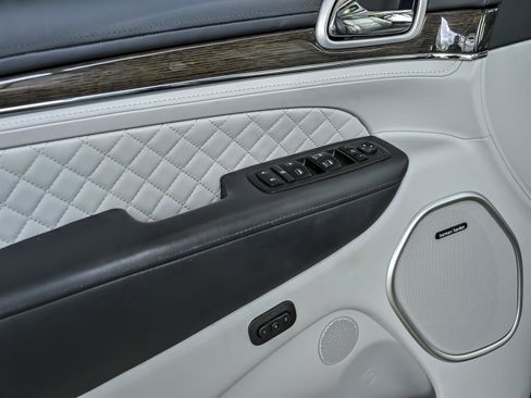 Used 2019 Jeep Grand Cherokee Summit AWD/4WD image 9