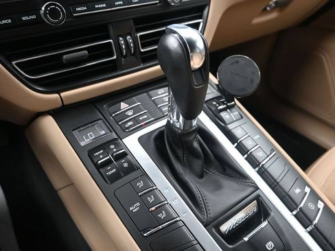 Used 2020 Porsche Macan AWD/4WD image 21