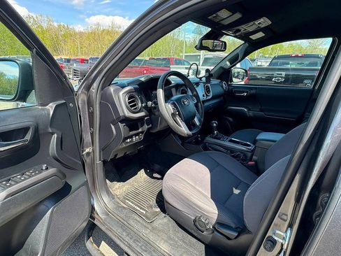 Used 2019 Toyota Tacoma TRD Off-Road w/ Four Season Floor Mat Package AWD/4WD image 5