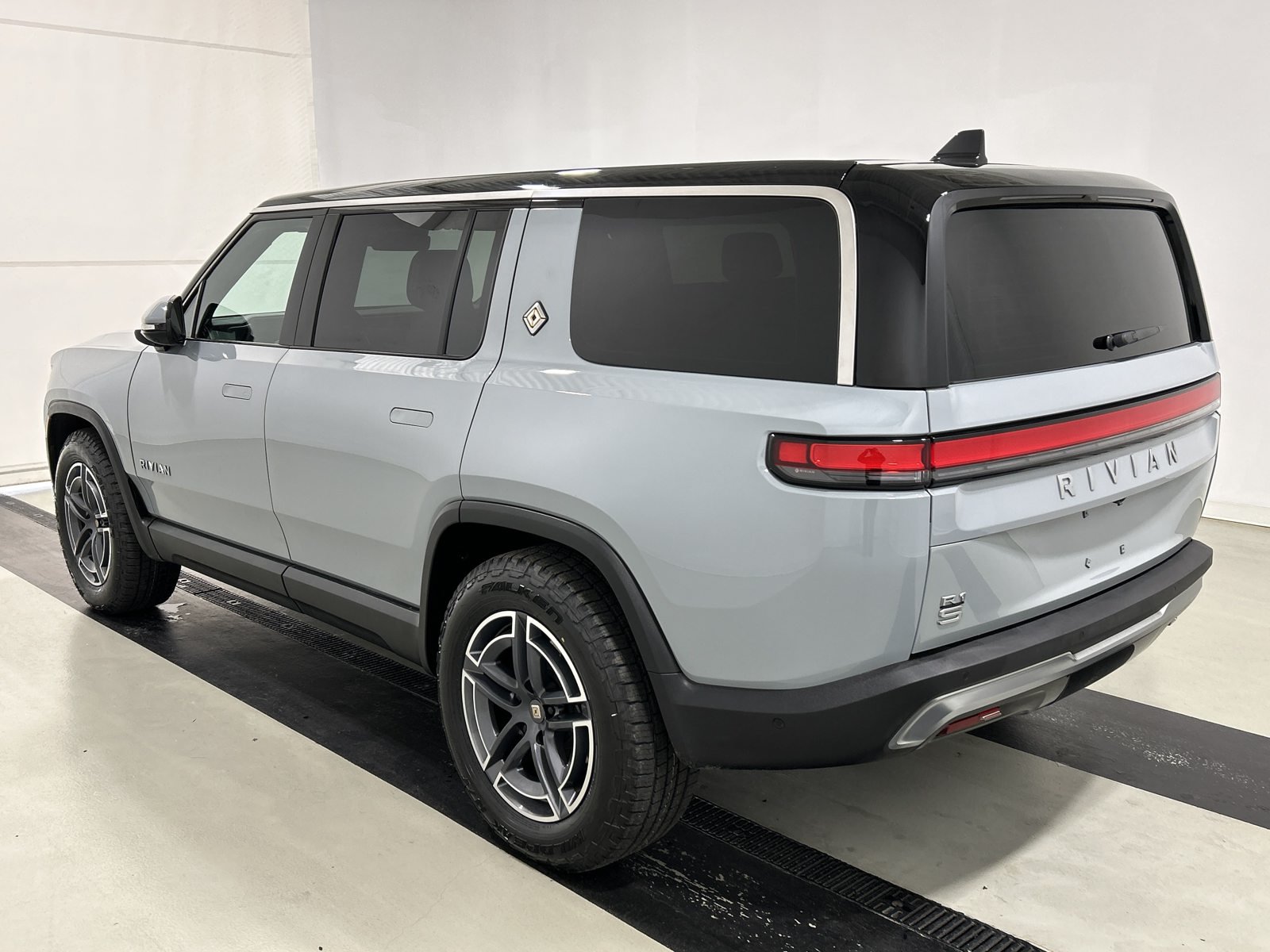Used 2025 Rivian R1S Adventure Dual AWD/4WD image 3