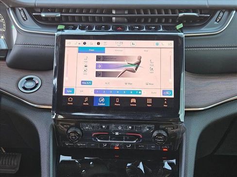 New 2025 Jeep Grand Cherokee Summit image 13