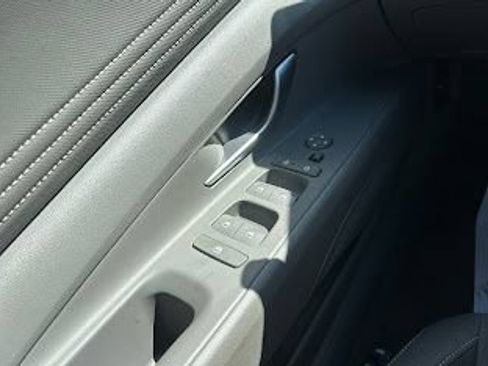 Certified 2025 Hyundai Elantra SEL FWD image 9