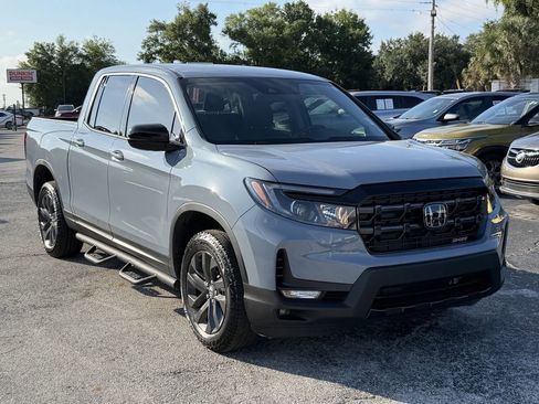 Used 2025 Honda Ridgeline Sport image 2