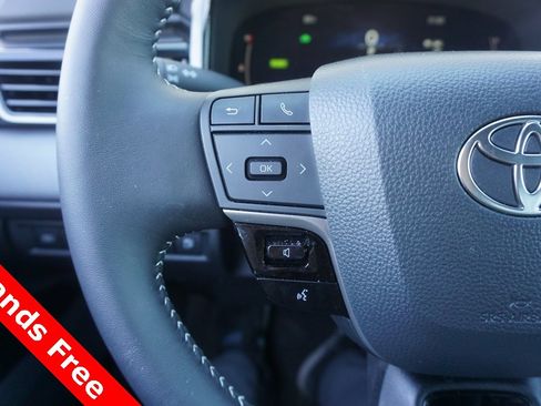 Used 2025 Toyota Camry SE w/ Convenience Package image 4