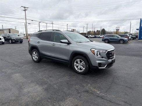 Used 2023 GMC Terrain SLE w/ Driver Convenience Package image 2