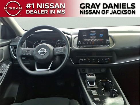Used 2024 Nissan Rogue S FWD image 9