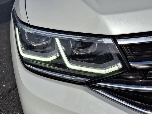 Used 2022 Volkswagen Tiguan SEL R-Line image 9