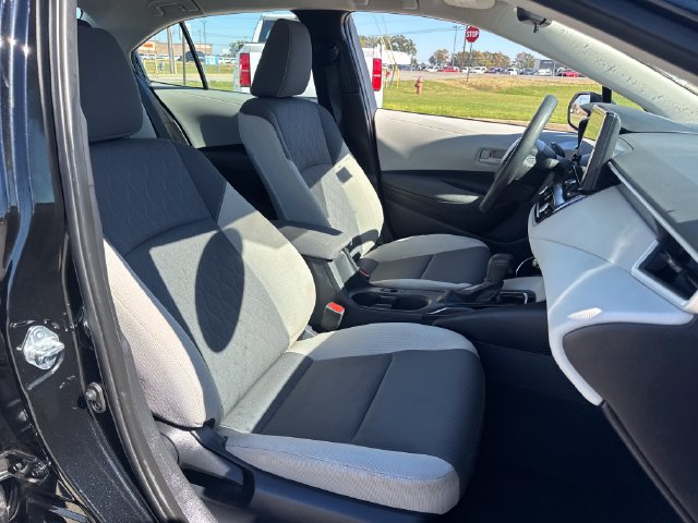 Used 2025 Toyota Corolla LE FWD image 11