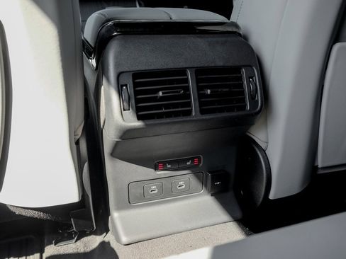 New 2026 Land Rover Range Rover Velar Dynamic SE image 17