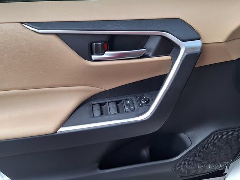 Used 2019 Toyota RAV4 XLE w/ Convenience Package AWD/4WD image 9