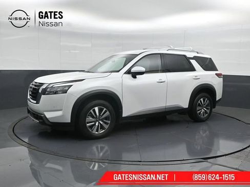 Used 2025 Nissan Pathfinder SL AWD/4WD image 7