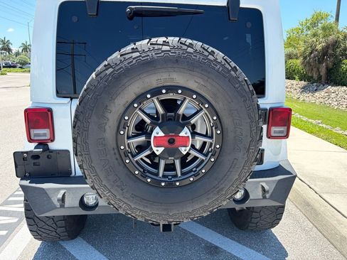 Used 2018 Jeep Wrangler Unlimited Sahara AWD/4WD image 14