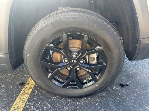 Used 2024 Jeep Grand Cherokee L Altitude image 33