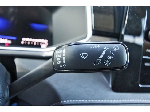 Certified 2025 Volkswagen Taos SE FWD image 20