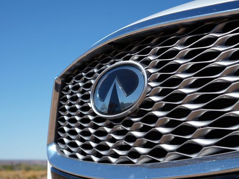 Used 2023 INFINITI QX55 Essential image 2