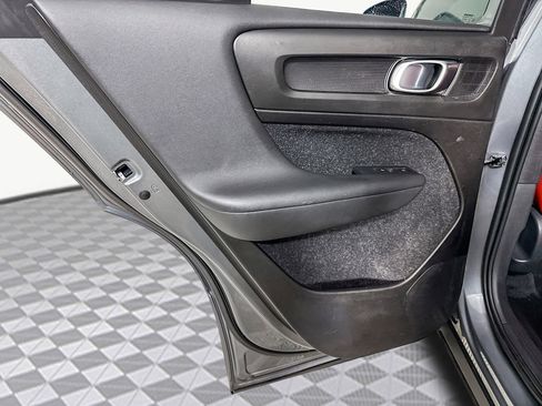 Used 2019 Volvo XC40 T4 Momentum image 26