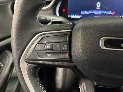 Used 2023 Jeep Grand Cherokee Laredo AWD/4WD image 24