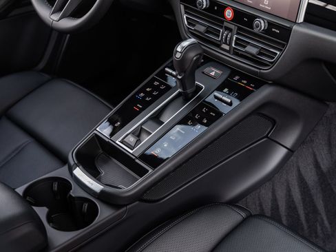 Certified 2026 Porsche Macan AWD/4WD image 34