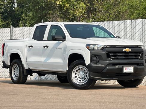 Used 2024 Chevrolet Colorado W/T RWD image 2