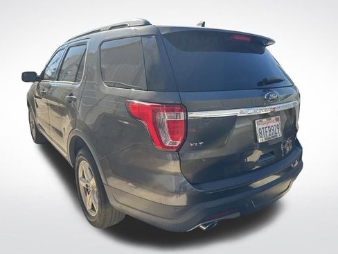 Used 2018 Ford Explorer XLT image 4