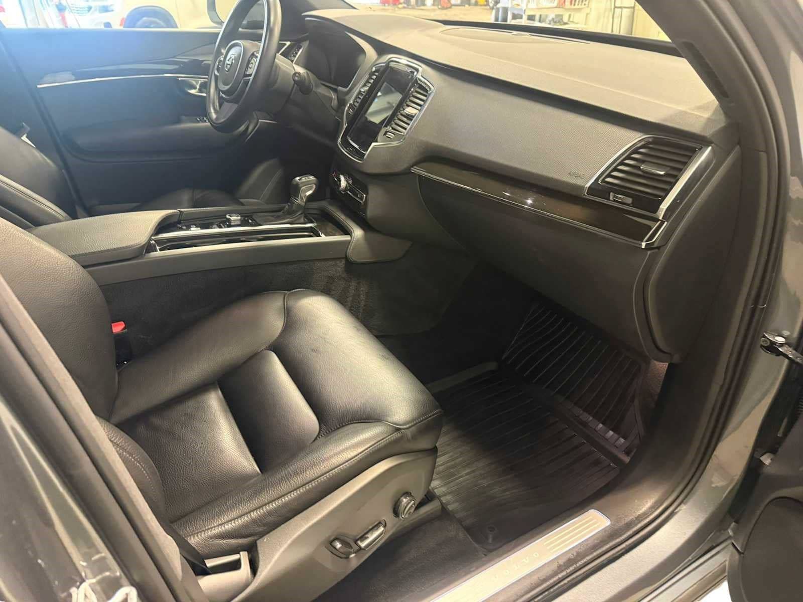 Used 2018 Volvo XC90 T6 Momentum w/ Convenience Package AWD/4WD image 28
