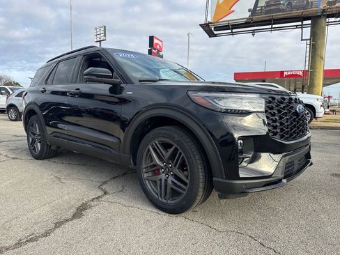Used 2025 Ford Explorer ST-Line w/ Premium Package image 9