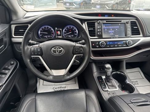 Used 2019 Toyota Highlander XLE AWD/4WD image 17