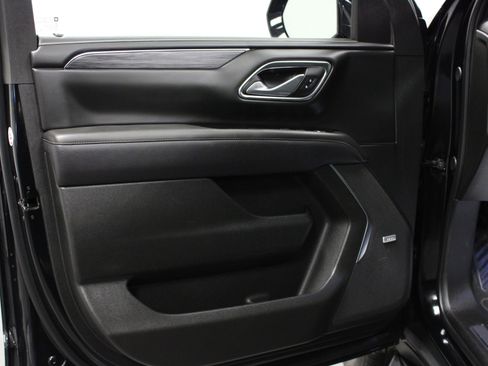 Used 2024 GMC Yukon XL SLT w/ SLT Premium Package image 11