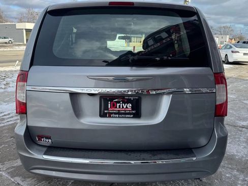 Used 2015 Chrysler Town & Country Touring image 6