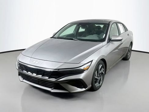 Used 2025 Hyundai Elantra SEL FWD image 3