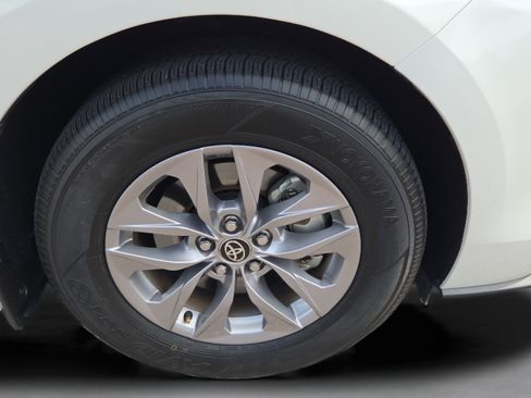 Used 2025 Toyota Sienna XLE FWD image 36