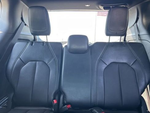 Used 2025 Chrysler Pacifica Select FWD image 32