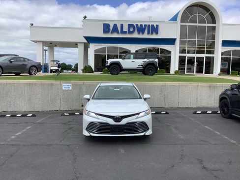 Used 2019 Toyota Camry XLE FWD image 2