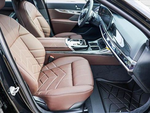 Used 2025 BMW 760i xDrive AWD/4WD image 26