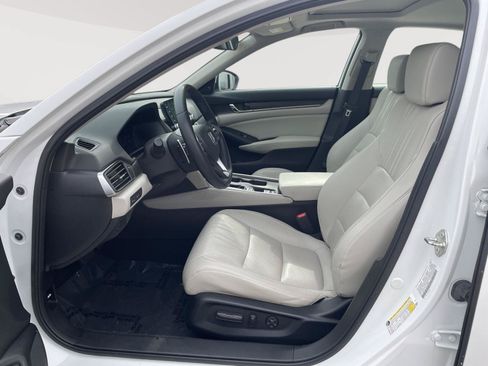 Used 2018 Honda Accord Touring image 3