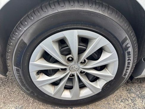 Used 2017 Toyota Camry LE image 10