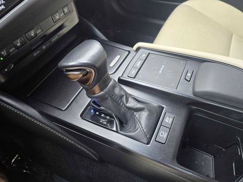 Used 2022 Lexus ES 300h w/ Premium Package image 31