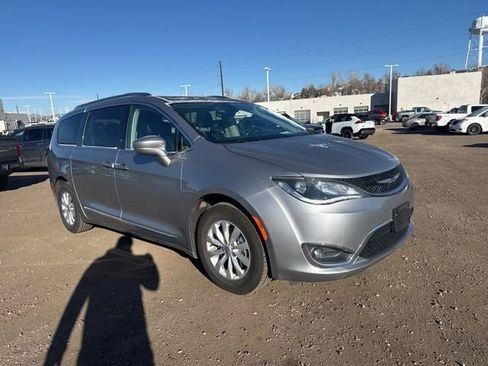 Used 2019 Chrysler Pacifica Touring-L image 8