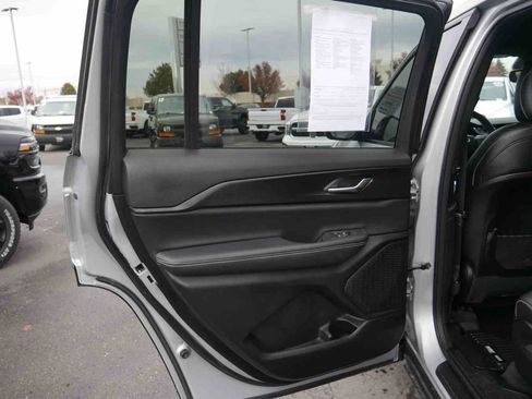 Used 2023 Jeep Grand Cherokee L Laredo image 12