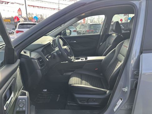 Used 2025 Nissan Rogue SV image 15