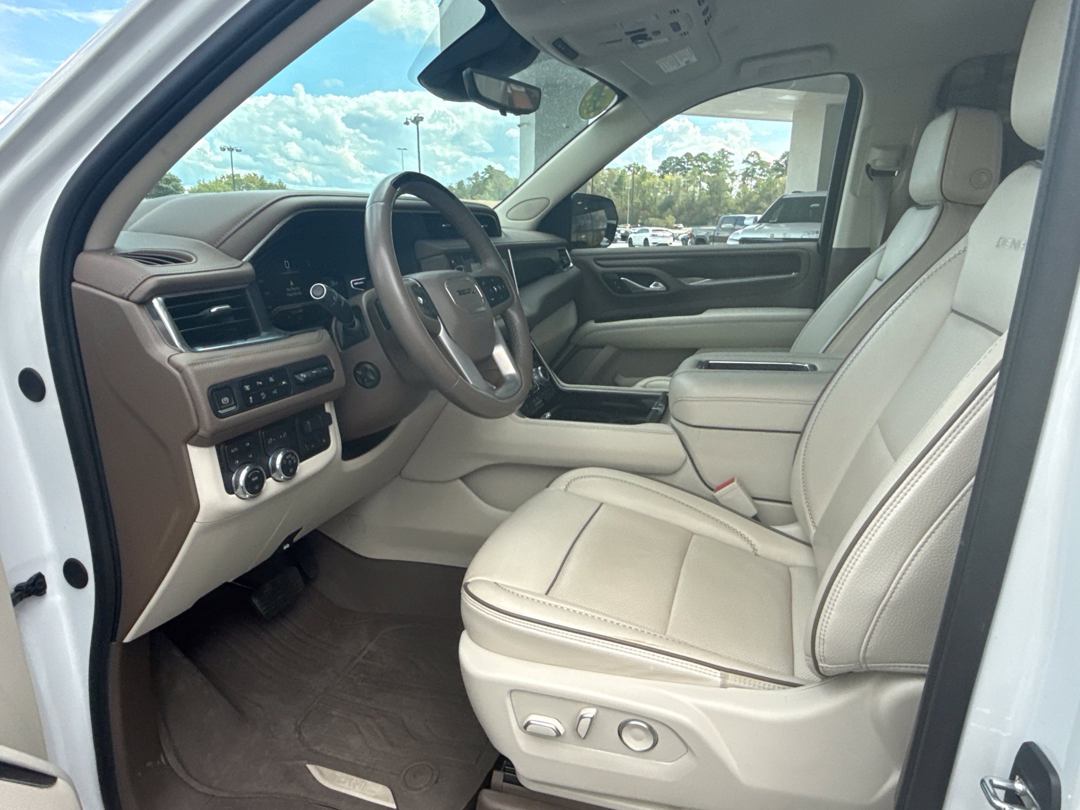 Used 2023 GMC Yukon Denali w/ Advanced Technology Package AWD/4WD image 10