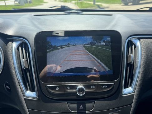 Used 2017 Chevrolet Malibu LT FWD image 18