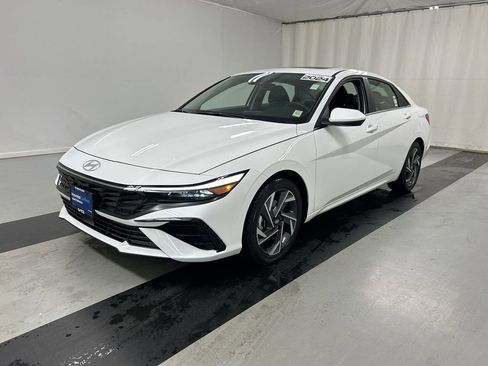 Used 2024 Hyundai Elantra SEL w/ Convenience Package FWD image 5