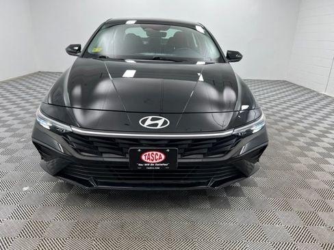 Used 2025 Hyundai Elantra SE FWD image 3