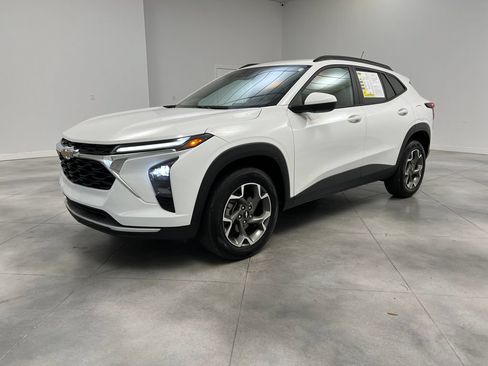 Used 2025 Chevrolet Trax LT FWD image 4