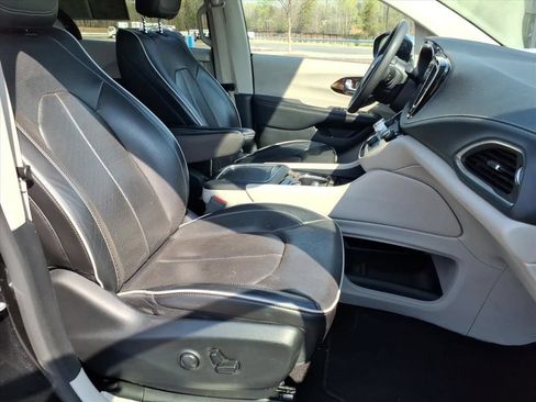 Used 2023 Chrysler Pacifica Limited FWD image 26